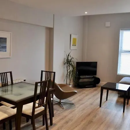 Semesterbostad Luxury Large Stylish 2 Bed Apt, Sandymount Village Dublin