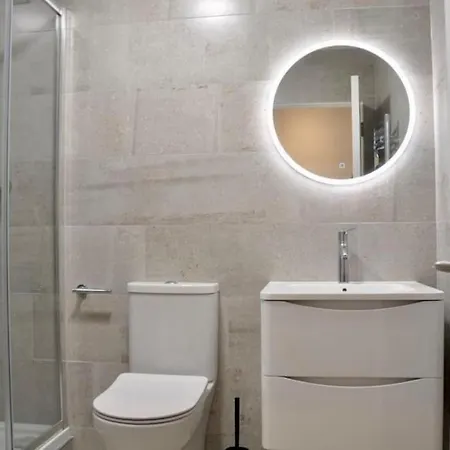 Semesterbostad Luxury Large Stylish 2 Bed Apt, Sandymount Village *