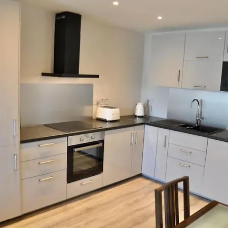 Luxury Large Stylish 2 Bed Apt, Sandymount Village * 더블린