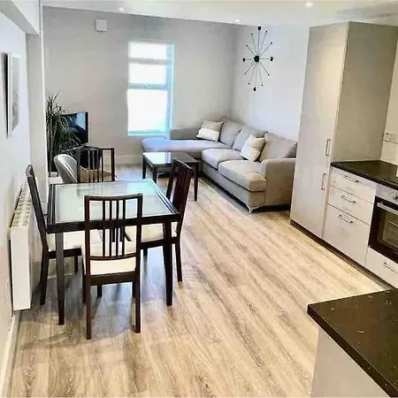 Luxury Large Stylish 2 Bed Apt, Sandymount Village 펜션